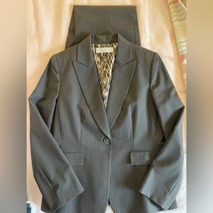 Tahari women’s pant suit with jacket